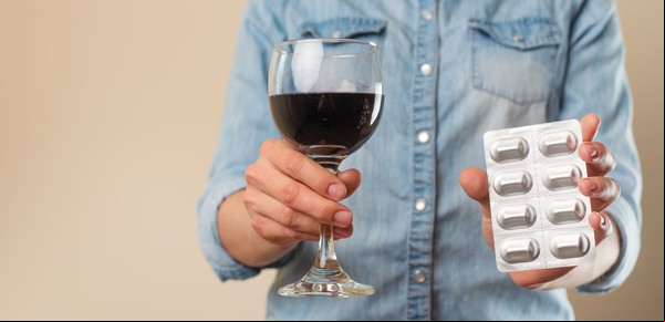 ¿Puedo consumir alcohol si estoy tomando antibióticos? 5 mitos y verdades sobre estos medicamentos