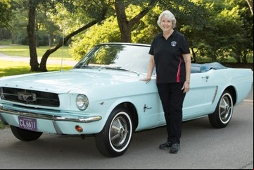 La historia de la maestra que compró el primer Ford Mustang hace 58 años y nunca lo vendió