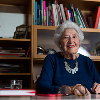 Borges arrodillado y la sonrisa de Quino a Mafalda: las fotos de Sara Facio que mostraron otra cara de nuestros íconos culturales