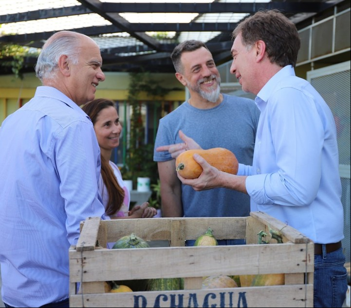 Diego Santilli, de recorrida en Lanús con el intendente Néstor Grindetti.