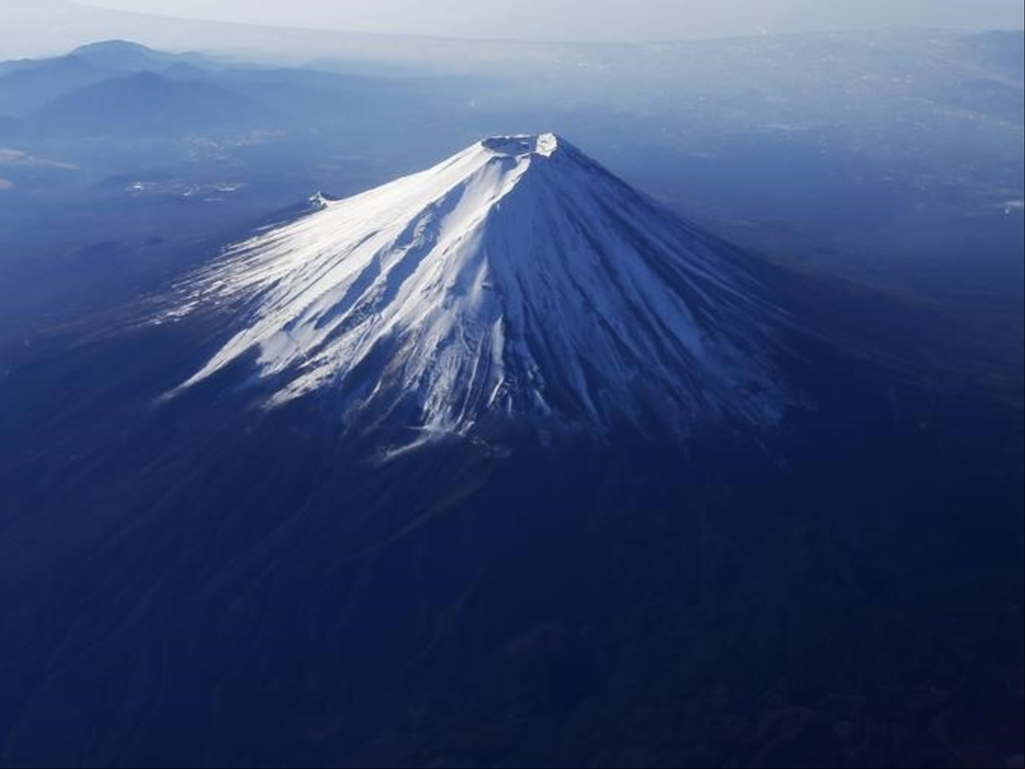 El monte Fuji de Japón se ve cubierto de nieve. El Monte Fuji, con 3.776 metros (12.388 pies), es la montaña más alta de Japón. Foto: REUTERS / Issei Kato