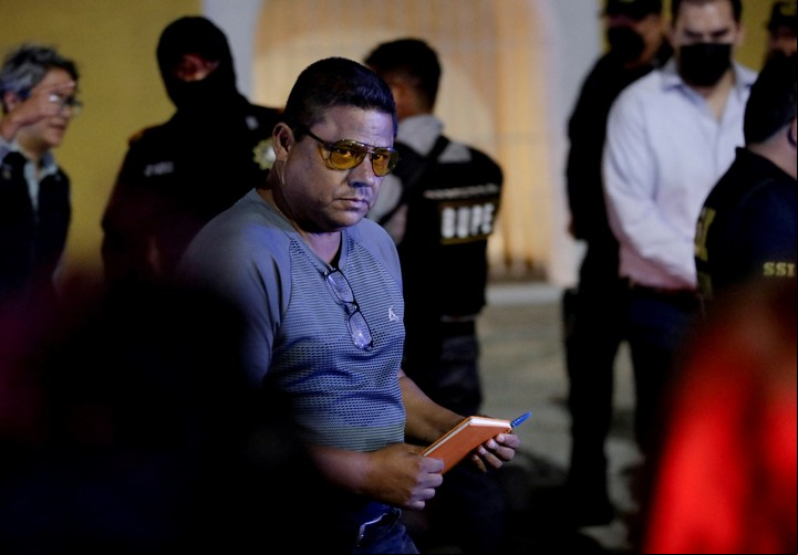 Mario Escobar, padre de Debanhi Escobar, sale del motel Nueva Castilla después de que las autoridades encontraran el cuerpo de una mujer en un tanque de agua, que según él pertenece a su hija, en Escobedo, México 22 de abril de 2022. REUTERS/Daniel Becerril