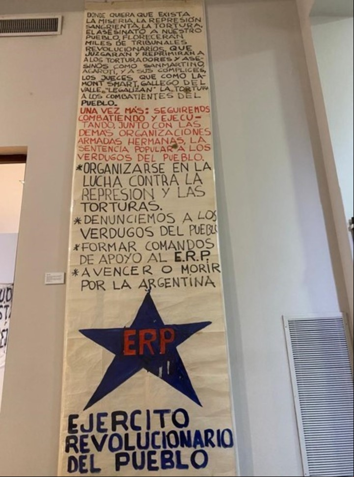 Un cartel sobre el ERP en la antesala de la muestra sobre neoliberalismo en la ex ESMA.