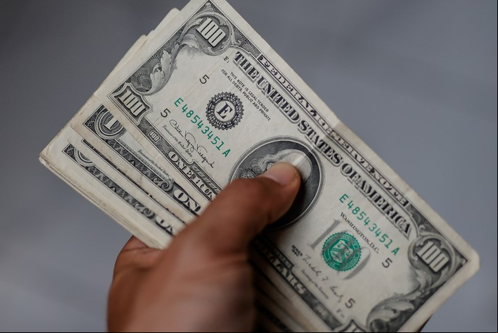 Bancarizar el pago puede solucionar la discusión por la antigüedad de los billetes. Foto: EFE.