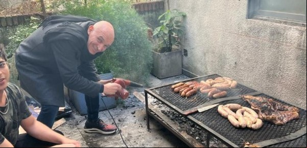 El reality de José Luis Espert en el tractorazo: asado con jovenes de la UCEDE y un video lleno de insultos
