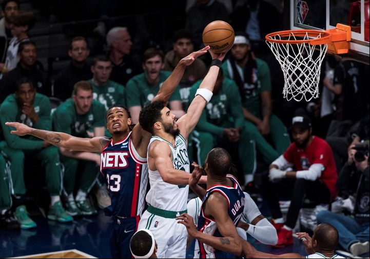 Jayson Tatum vuela a la canasta ante la marca de Nic Claxton y Kevin Durant. Foto: EFE