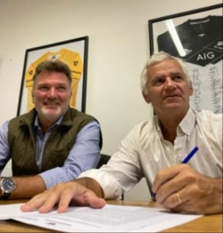 Eduardo Oderigo, creador de “Los Espartanos” y Julio Antuñano durante la firma del convenio. Foto Voy en Bici Argentina