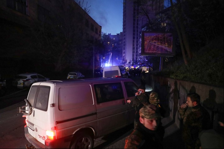 de los servicios de emergencia acuden al lugar de un ataque con misiles al centro de Kiev. Foto EFE/ Miguel Gutiérrez.