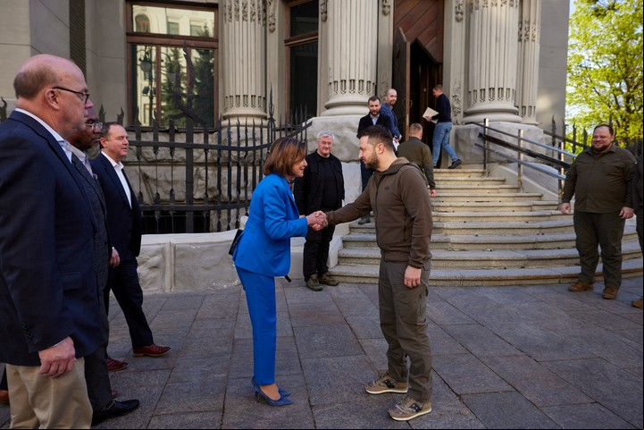 Volodymyr Zelensky recibió el 1 de mayo a Nancy Pelosi, la congresista estadounidense en Kiev.
Foto: STRINGER / UKRAINIAN PRESIDENTIAL PRESS SERVICE / AFP)