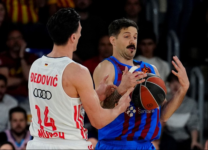 Nicolás Laprovittola disputa el balón ante Nihad Dedovic, base bosnio con pasaporte alemán del Bayern Múnich, durante los playoffs. Foto: EFE/ Enric Fontcuberta.
