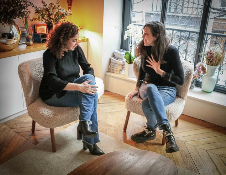 Delphine Horvilleur recibió a la escritora argentina Ariana Harwicz en su casa. Foto: Eduardo Carballido.