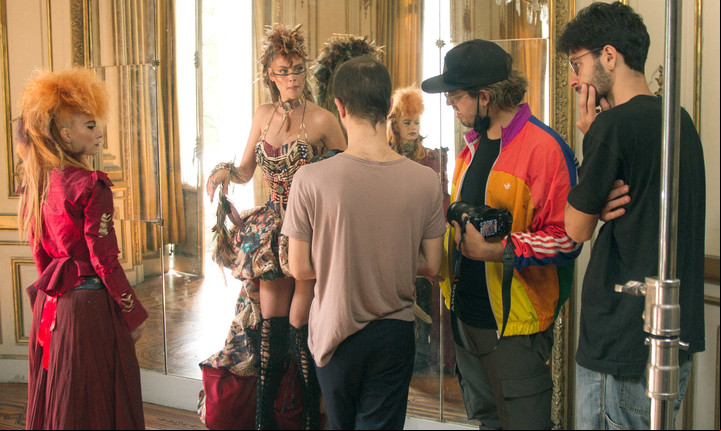 Momento de trabajo. Verónica de la Canal filmando para E! la puesta a punto de su vestido para la Gala del MET 2022.