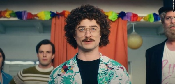 Daniel Radcliffe, irreconocible en su nuevo rol en la biopic del bizarro músico Weird Al Yankovic