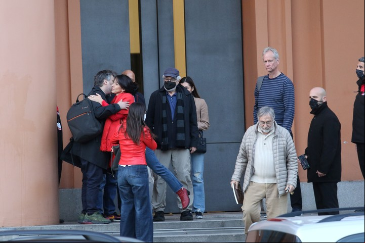 De Niro (con barbijo negro) en la puerta del Museo Nacional de Bellas Artes. Brandoni baja las escaleras. Foto RSFotos