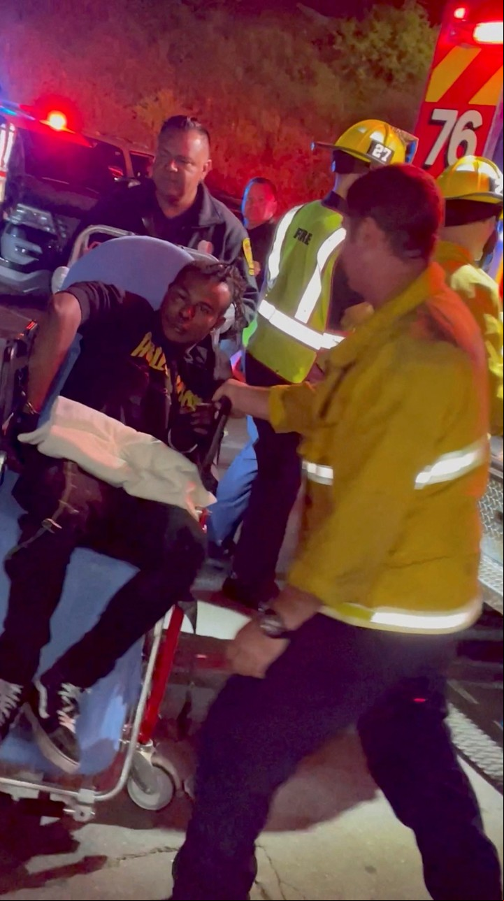El atacante es transportado tras subirse al escenario y golpear a Chappelle. Foto: Reuter