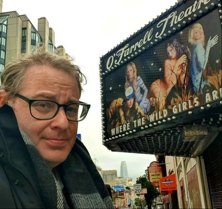 Axel Kuschevatzky en la puerta del viejo cine O'Farrell en San Francisco, propiedad de los legendarios productores porno James y Artie Mitchell.