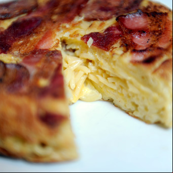 Tortilla de fideos y panceta