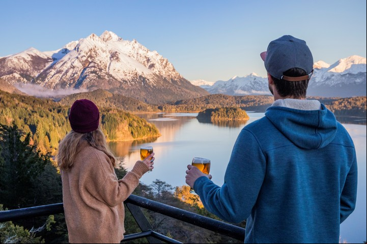 Cerveza y gran vista en Bariloche. Foto Turismo Bariloche