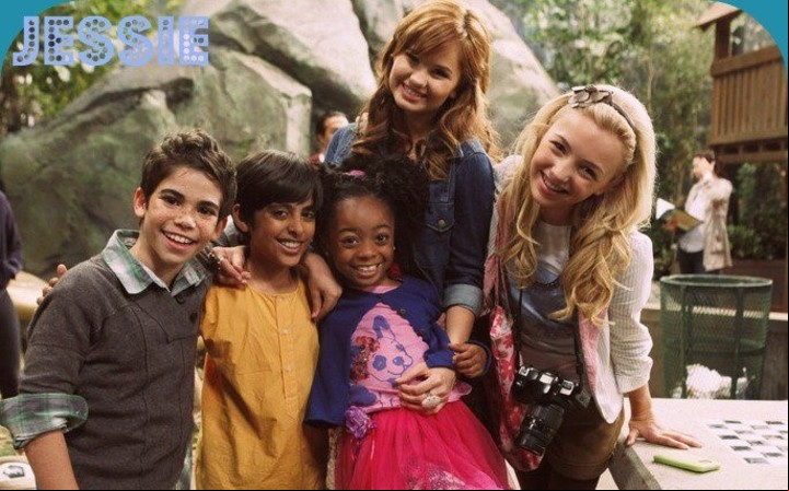 El elenco de Jessie, con Boyce a la izquierda.