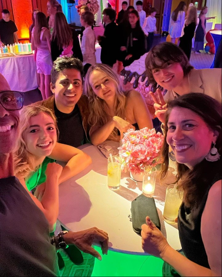 Victor y Libby Boyce junto al elenco de Jessie en el bat mitzvah de la hija de Adam Sandler. Foto: Instagram