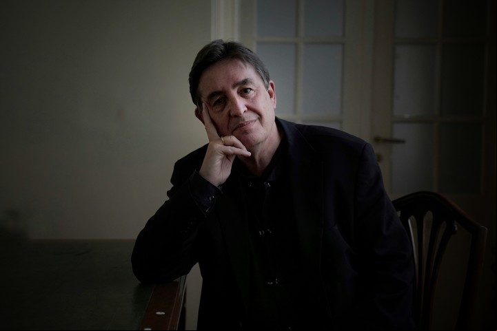 Luis García Montero retratado en una de las salas de La Rural, momentos antes de su presentación en un homenaje a Rafael Alberti. Foto: Emmanuel Fernández.