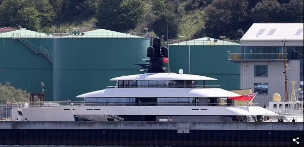 Cómo es el superyate de U$S 145 millones del dueño de Starbucks: helipuerto, spa y piscina con fondo de vidrio