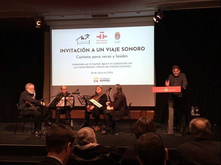 Luis García Montero interpretando junto al cuarteto Aguilar " Invitación a un viaje sonoro. Cantata para verso y laúdes" en 2019.