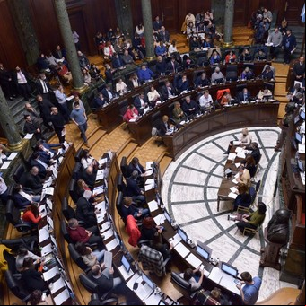 Con un acuerdo inédito entre el kirchnerismo y el bloque de Javier Milei, buscan suspender el acarreo y las grúas en la Ciudad