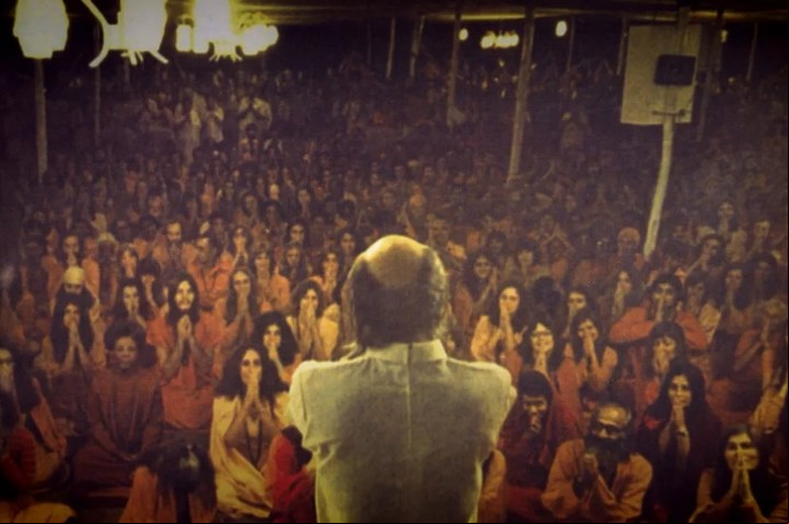 Osho reunió a 7.000 seguidores para fundar su ciudad (Captura Netflix).