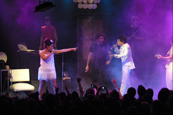 Joaquín Galán, cantando con Miranda!, una banda que los tiene como influencia.