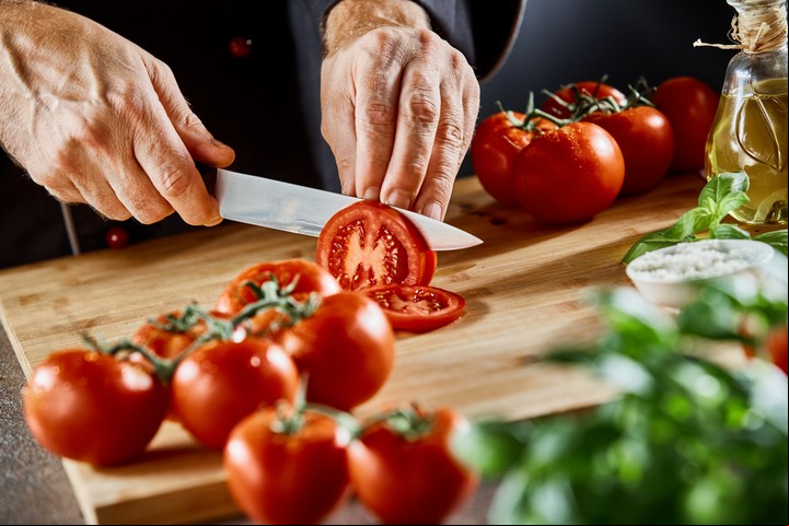 La dieta mediterránea enfatiza el consumo frutas y verduras y grasas buenas, en su mayoría de origen vegetal. Foto Shutterstock.
