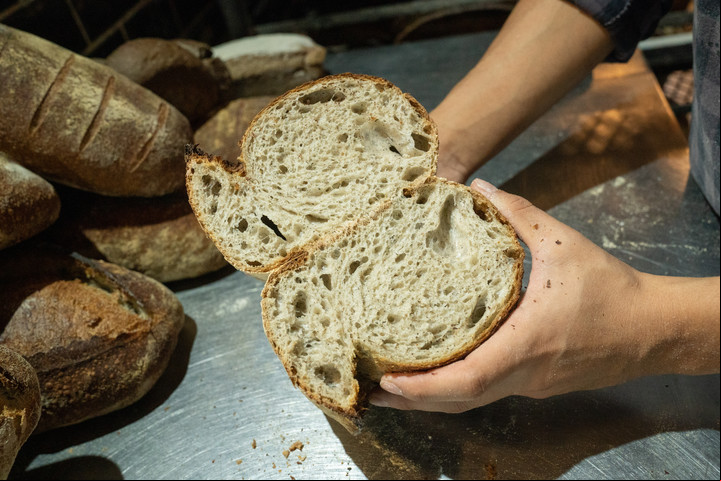Los alvéolos característicos de los panes de masa madre. Foto: Fernando de la Orden