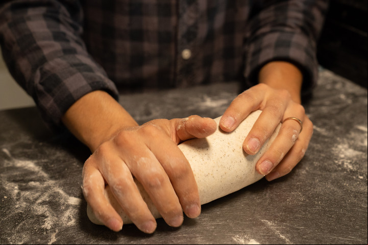 Un panadero trabajando en Salvaje Bakery, una da las nuevas panaderías. Foto: Fernando de la Orden