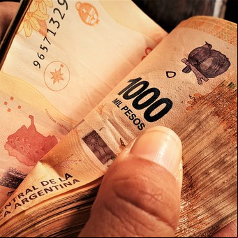 Refugiar los pesos: qué cuentas te pagan 65% de interés sólo por tener saldo