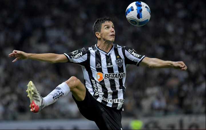 Nacho Fernández y la pelota. River suma experiencia y mucho talento en su mediocampo. Foto: REUTERS/Washington Alves.