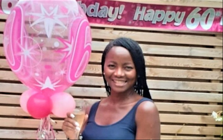 Siempre sonriente, Eudora Okoro durante su cumpleaños de 60.