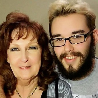 Tiene 77 años, su esposo 23 y se conocieron en el funeral de su hijo: "Hay amor y sexo excelente"