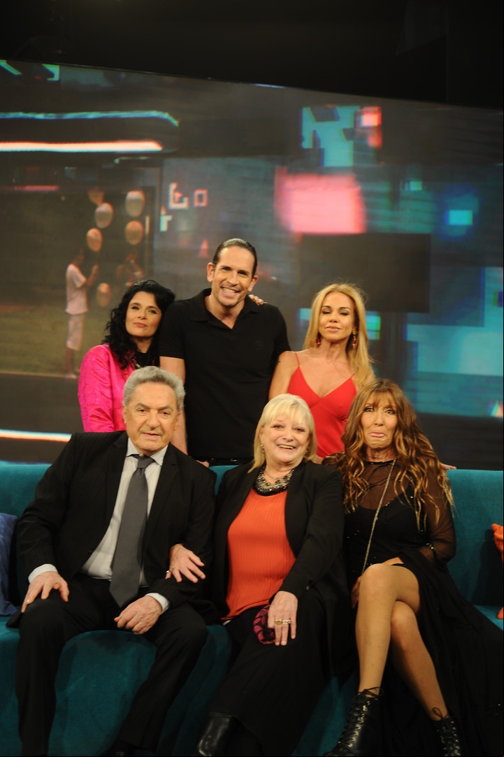 Buseki, Ramos y Paola (arriba). Grimau, Pal y Papini (abajo). Parte de los "Ricos y famosos". Foto Germán García Adrasti