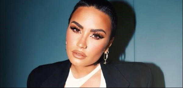 Demi Lovato se arrepintió del género neutro y volvió a la versión femenina