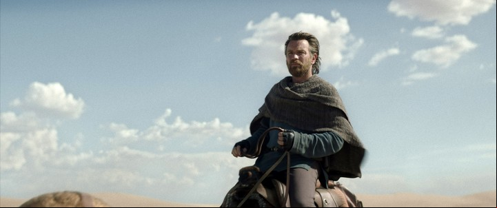 Obi-Wan aparece en Tatooine, vigilando -de lejos- al niño Luke Skywalker.