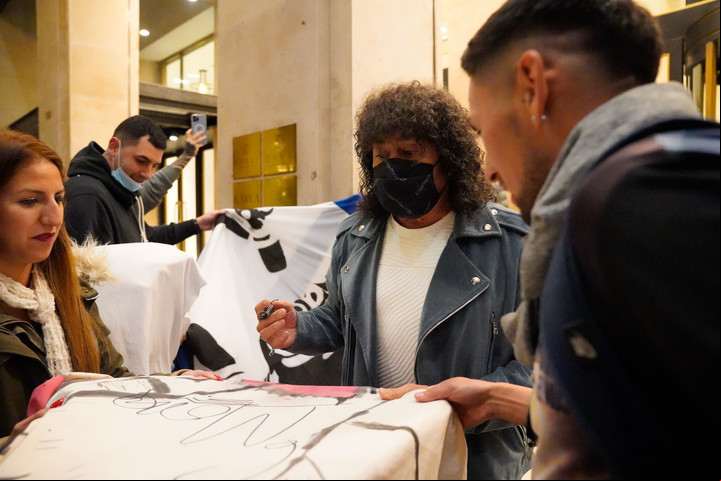 Carlitos "Mona" Jimenez y sus fans. Foto Emmanuel Fernández