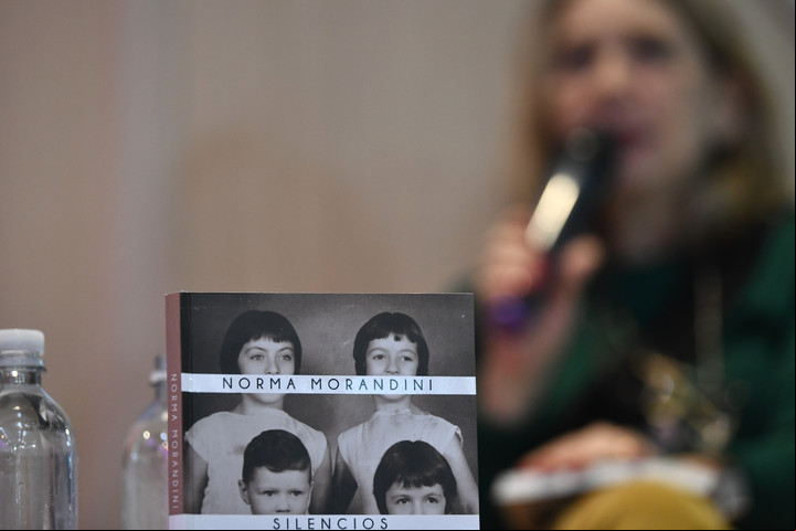 El libro, protagonista de una charla muy concurrida en el stand de Clarín de la Feria del Libro entre Norma Morandini y Matilde Sánchez. Foto: Federico Imas.
