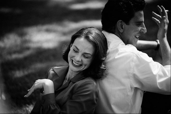 Carey Mulligan interpreta a la esposa de Bernstein.