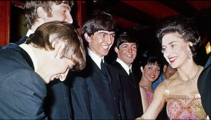 Los Beatles, ante la realeza.