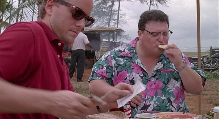 Dodgson debía pagar la cuenta del restaurante de Nedry. Wayne Knight acompañaba a Michael Douglas en el interrogatorio a Sharon Stone en "Bajos instintos".