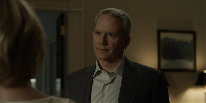 Campbell Scott es ahora Lewis Dodgson, quien ha ascendido en Biosyn.