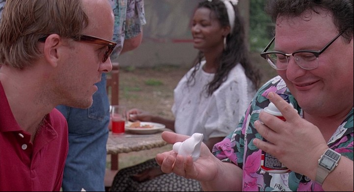 Dennis Nedry (Wayne Knight) y la crema de afeitar: en el aerosol debía guardar los embriones de dinosaurios robados, para Biosyn.