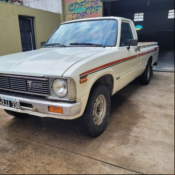 Un hallazgo asombroso: rescatan una Toyota Hilux que pasó 37 años guardada en un galpón