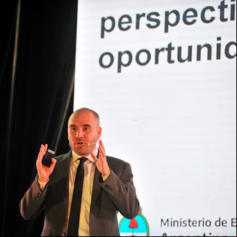 Martín Guzmán viaja a una cumbre de minería en busca de inversiones