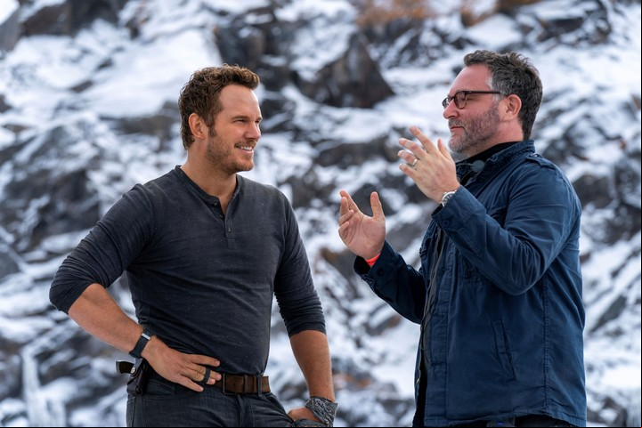 Chris Pratt, como Owen, dialoga con el director Colin Trevorrow. El filme estrenó una semana antes en la Argentina que en los EE.UU. Foto AP